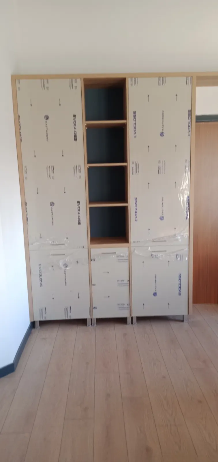 Açık raf kolonlu ve çekmeceli boy dolap ünitesi