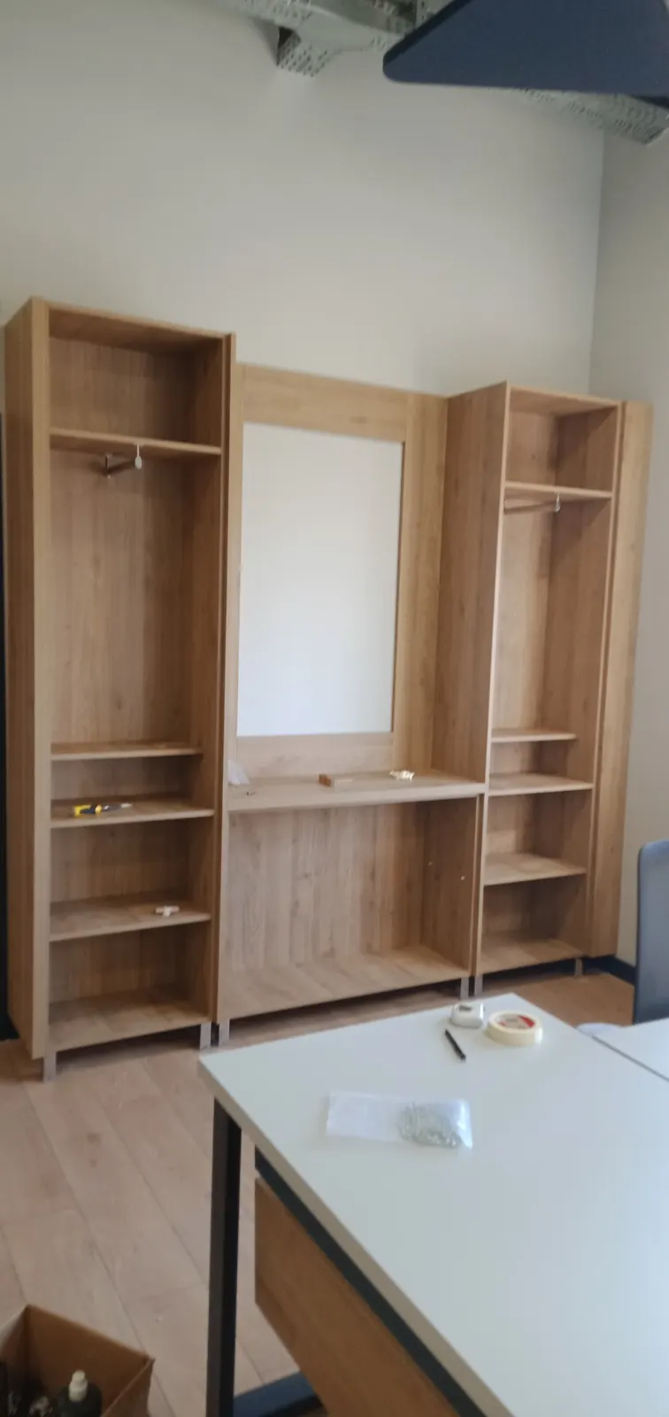 Askı borulu vestiyer ve raf ünitesi, montaj sırasında yakın görünüm