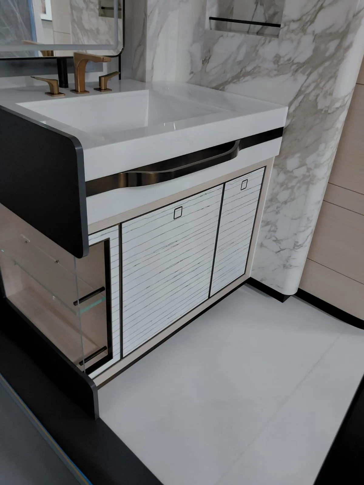 Altın tonlu bataryalı beyaz lavabo tezgahı ve çizgi dokulu kapaklı banyo dolabı