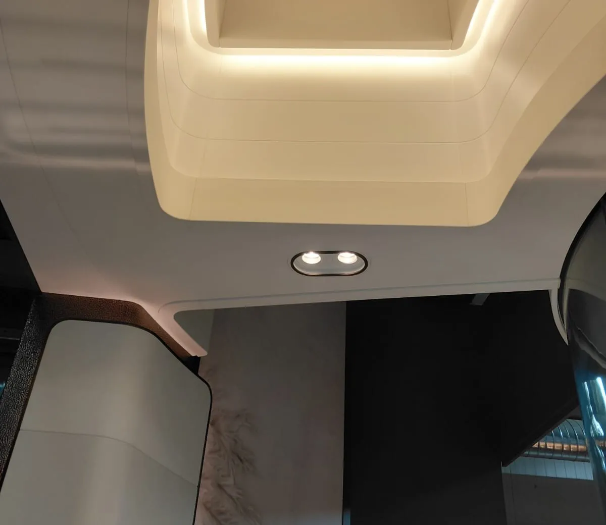 Gizli ışıklı kademeli tavan göbeği, oval spot armatür ve kavisli panel birleşim detayı
