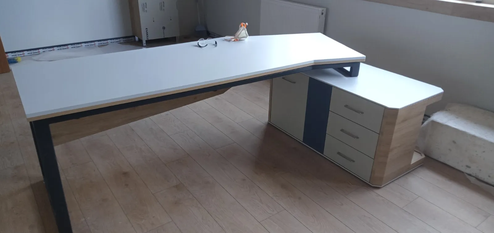 Beyaz tablalı L formunda ofis masası ve çekmeceli keson ünitesi