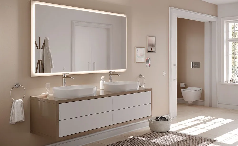 Çift lavabolu asma banyo dolabı, dört çekmeceli gövde ve aydınlatmalı geniş ayna
