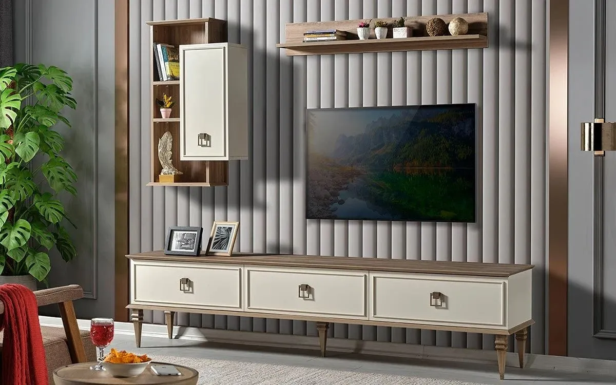 Krem kapaklı TV ünitesi, duvar kitaplığı ve çıtalı gri duvar paneli